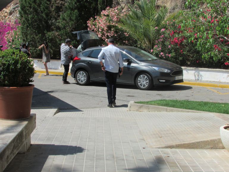 Loa agentes de la UCO a su salida del Ayuntamiento de Benicàssim Loa agentes de la UCO a su salida del Ayuntamiento de Benicàssim