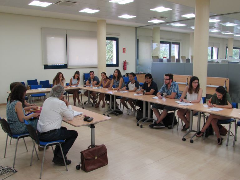 Reunión de las personas que van a viajar a Ruanda Reunión de las personas que van a viajar a Ruanda