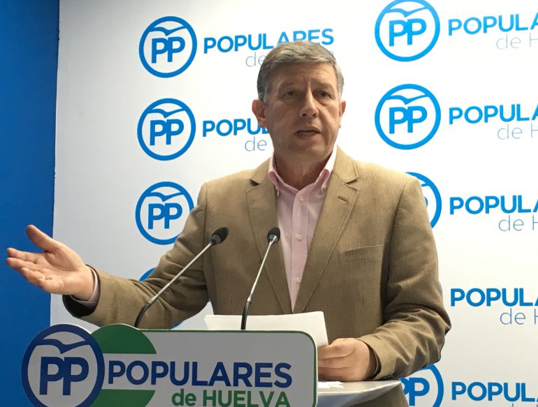 Carmelo Romero, alcalde de Palos de la Frontera, en una imagen de archivo en la sede de su partido. Carmelo Romero, alcalde de Palos de la Frontera, en una imagen de archivo en la sede de su partido.