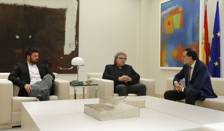 El president en funcions, Mariano Rajoy, conversant amb els dirigents d'ERC Gabriel Rufián y Joan Tardá, durante la reunió que han mantingut dins la ronda de contactes per buscar suports per la investidura. El president en funcions, Mariano Rajoy, conversant amb els dirigents d'ERC Gabriel Rufián y Joan Tardá, durante la reunió que han mantingut dins la ronda de contactes per buscar suports per la investidura.