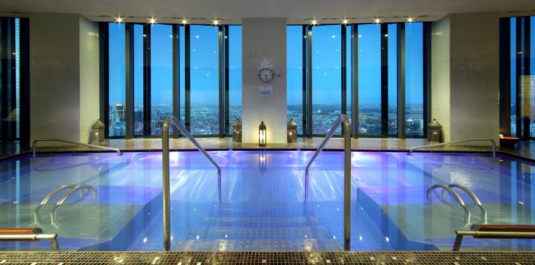 Imagen de la piscina del hotel Eurostars Madrid Tower Imagen de la piscina del hotel Eurostars Madrid Tower