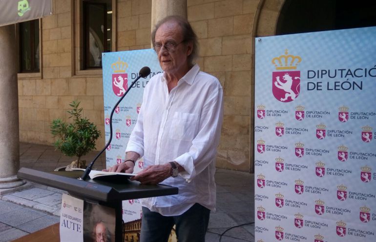 Luis Eduardo Aute, de gira por León en su versión poética: Luis Eduardo Aute, de gira por León en su versión poética Luis Eduardo Aute, de gira por León en su versión poética: Luis Eduardo Aute, de gira por León en su versión poética