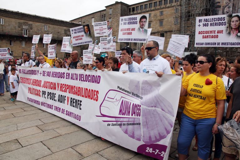 Las víctimas piden la dimisión de la ministra de fomento Las víctimas piden la dimisión de la ministra de fomento