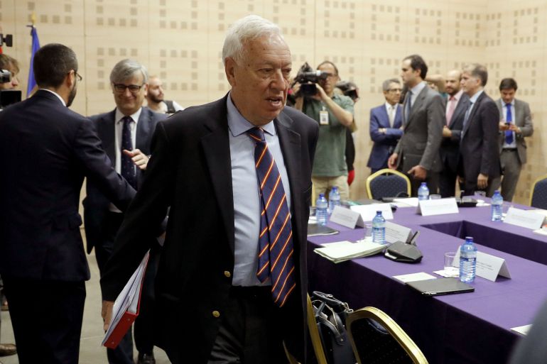 El ministro de Asuntos Exteriores en funciones, José Manuel García-Margallo, antes de la reunión sobre el Brexit. Detrás, y de espaldas, el alcalde de La Línea, Juan Franco. El ministro de Asuntos Exteriores en funciones, José Manuel García-Margallo, antes de la reunión sobre el Brexit. Detrás, y de espaldas, el alcalde de La Línea, Juan Franco.