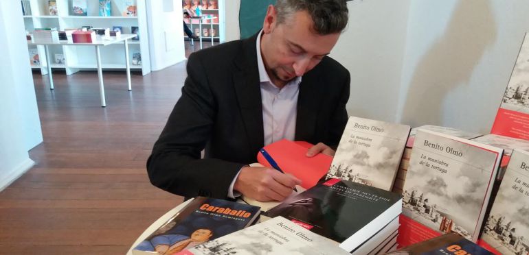 Benito Olmo firma ejemplares de su novela La maniobra de la tortuga Benito Olmo firma ejemplares de su novela La maniobra de la tortuga