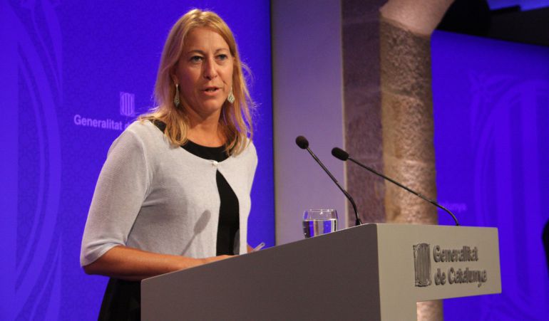La portaveu del Govern, Neus Munté, des del faristol de la sala de premsa de la Generalitat, el 12 de juliol del 2016. La portaveu del Govern, Neus Munté, des del faristol de la sala de premsa de la Generalitat, el 12 de juliol del 2016.