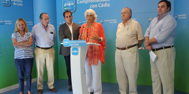 Imagen de Teófila Martínez, en el centro, en un acto de partido Imagen de Teófila Martínez, en el centro, en un acto de partido