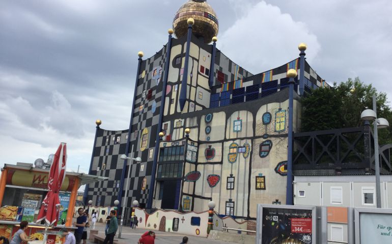 La incineradora de Spittelau, en Viena, La incineradora de Spittelau, en Viena,