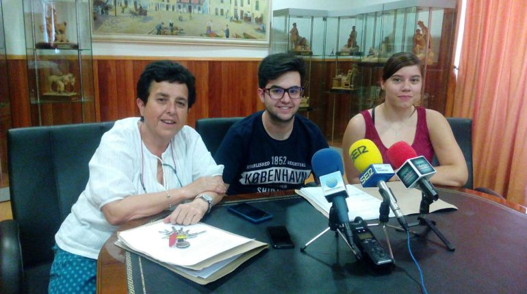 De izquierda a derecha: Conchi Zarco, concejala; Juan Manuel Castejón y Alba Martínez, del Consejo de la Juventud De izquierda a derecha: Conchi Zarco, concejala; Juan Manuel Castejón y Alba Martínez, del Consejo de la Juventud