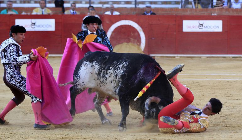 Cogida del torero segoviano Víctor Barrio en la plaza de toros de Teruel Cogida del torero segoviano Víctor Barrio en la plaza de toros de Teruel