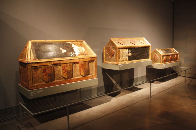 Els tres dels sarcòfags de les monges de Sixena que es troben exposats al Museu de Lleida. Els tres dels sarcòfags de les monges de Sixena que es troben exposats al Museu de Lleida.