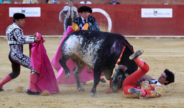 El torero segoviano de 29 años Víctor Barrio (d) falleció en la plaza de toros de Teruel, en la Feria del Ángel, tras sufrir una grave cogida en el tercer toro de la tarde. El torero segoviano de 29 años Víctor Barrio (d) falleció en la plaza de toros de Teruel, en la Feria del Ángel, tras sufrir una grave cogida en el tercer toro de la tarde.