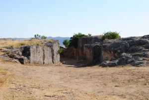 El corredor excavado en la roca ha sido utilizado como corral de ovejas hasta época reciente. El corredor excavado en la roca ha sido utilizado como corral de ovejas hasta época reciente.