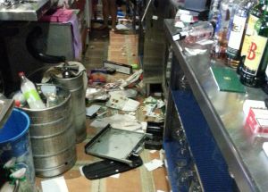 Así quedó el bar de la gasolinera de Consuegra tras el alunizaje Así quedó el bar de la gasolinera de Consuegra tras el alunizaje