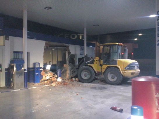 Así quedó la gasolinera de Consuegra tras el alunizaje protagonizado por una excavadora Así quedó la gasolinera de Consuegra tras el alunizaje protagonizado por una excavadora