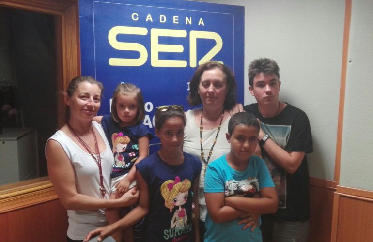 Gaisy y Tuelia con sus familias de acogida en Radio Albacete Gaisy y Tuelia con sus familias de acogida en Radio Albacete