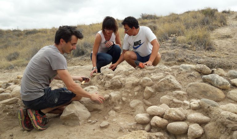 La concejala de Cultura, Patricia Maciá, en el lugar de las excavaciones La concejala de Cultura, Patricia Maciá, en el lugar de las excavaciones