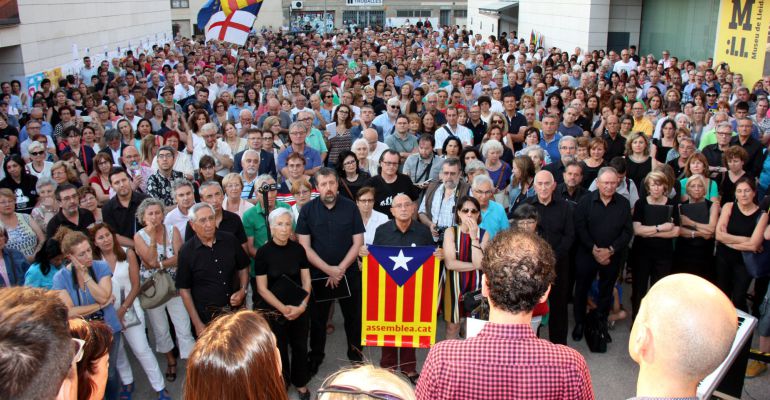 Imatge general de les persones que han omplert la plaça del davant del Museu de Lleida en la festa reivindicativa perquè l'art de Sixena es quedi a Catalunya. Imatge general de les persones que han omplert la plaça del davant del Museu de Lleida en la festa reivindicativa perquè l'art de Sixena es quedi a Catalunya.