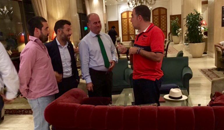 El presidente de la Diputación de Málaga, Elías Bendodo (de rojo a la derecha), junto al alcalde de Antequera, Manuel Barón (con corbata verde) junto a la delegación malagueña en el hotel de Estambul El presidente de la Diputación de Málaga, Elías Bendodo (de rojo a la derecha), junto al alcalde de Antequera, Manuel Barón (con corbata verde) junto a la delegación malagueña en el hotel de Estambul