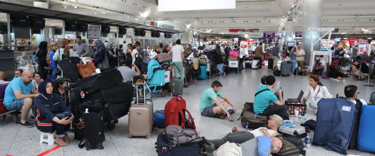 Pasajeros con vuelos cancelados tras el fallido golpe de Estado en Turquía esperan en el aeropuerto Pasajeros con vuelos cancelados tras el fallido golpe de Estado en Turquía esperan en el aeropuerto