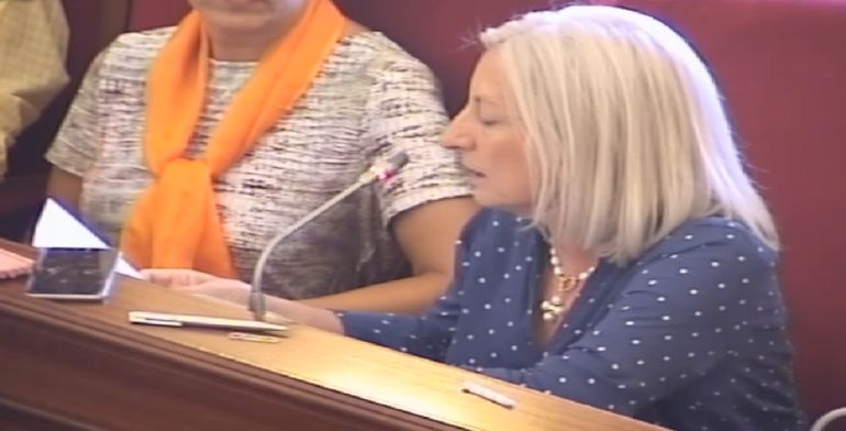 La concejala da explicaciones sobre los comentarios vertidos en su Facebook a los concejales durante el pleno municipal La concejala da explicaciones sobre los comentarios vertidos en su Facebook a los concejales durante el pleno municipal