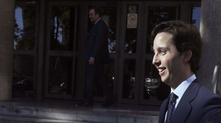 El juez procesa al 'pequeño Nicolás' por hacerse pasar por enviado del Rey El juez procesa al 'pequeño Nicolás' por hacerse pasar por enviado del Rey