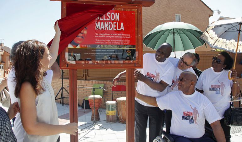 Sara Hernández ha descubierto la placa de homenaje a Nelson Mandela Sara Hernández ha descubierto la placa de homenaje a Nelson Mandela