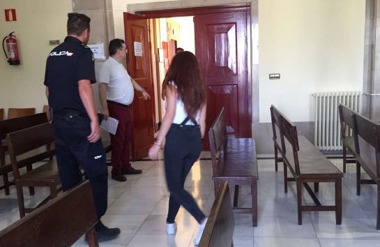 La acusada de intento de asesinato abandona la sala en la Audiencia Provincial de Jaén La acusada de intento de asesinato abandona la sala en la Audiencia Provincial de Jaén