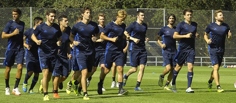 Canales corre con el resto de sus compañeros sobre el césped del Z2 Canales corre con el resto de sus compañeros sobre el césped del Z2