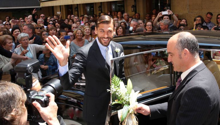 Fernando Llorente saluda a los muchos donostiarras que se acercaron a su boda en San Sebastián Fernando Llorente saluda a los muchos donostiarras que se acercaron a su boda en San Sebastián
