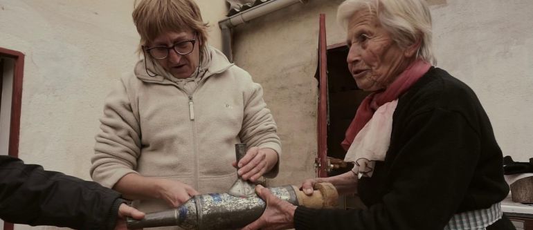 Las protagonistas del documental, Lourdes e Hilaria, haciendo chorizos con una máquina antigua. Las protagonistas del documental, Lourdes e Hilaria, haciendo chorizos con una máquina antigua.