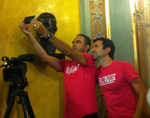 Els dos regidors de Crida-CUP fent-se un selfie abans de començar el ple amb el bust del rei Felip VI Els dos regidors de Crida-CUP fent-se un selfie abans de començar el ple amb el bust del rei Felip VI