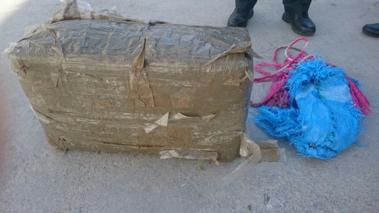 Aparece un paquete con hachís en la playa de Sueca Aparece un paquete con hachís en la playa de Sueca
