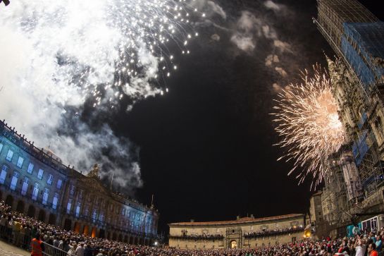 La Plaza Obradoiro, repleta de gente, con los fuegos en dos puntos La Plaza Obradoiro, repleta de gente, con los fuegos en dos puntos