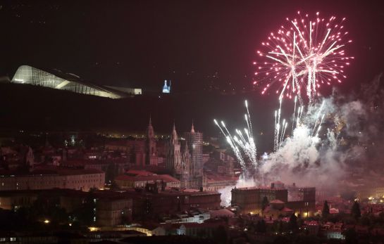 Los fuegos, la catedral y, al fondo iluminada, la Cidade da Cultura Los fuegos, la catedral y, al fondo iluminada, la Cidade da Cultura
