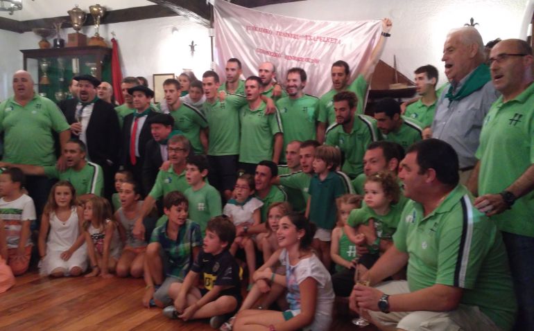 Remereo, directivos y aficionados de Hondarribia celebran la victoria en el Campeonato de Euskadi Remereo, directivos y aficionados de Hondarribia celebran la victoria en el Campeonato de Euskadi