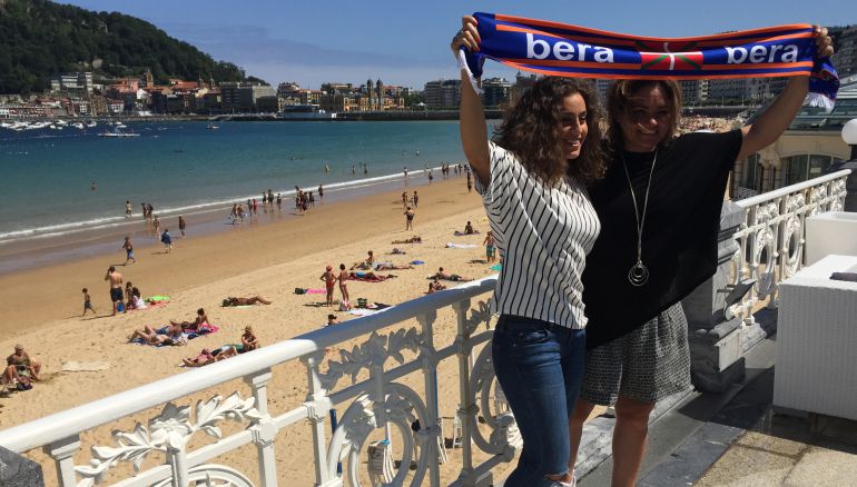 Marta López posa con su entrenadora, Montse Puche, con la bahía donostiarra detrás Marta López posa con su entrenadora, Montse Puche, con la bahía donostiarra detrás