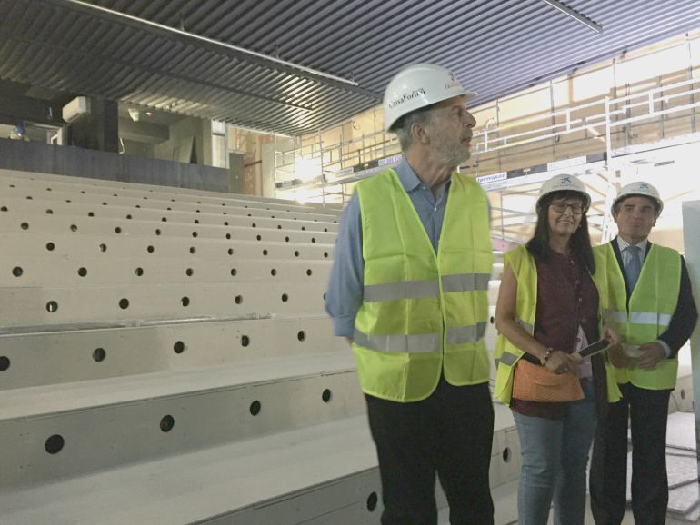 El arquitecto Guillermo Vázquez Consuegra explicando detalles del Auditorio, junto a la directora general adjunta de la Fundación Bancaria La Caixa, Elisa Durán, y el director territorial de de CaixaBank en Andalucía Territorial, Rafael Herrador El arquitecto Guillermo Vázquez Consuegra explicando detalles del Auditorio, junto a la directora general adjunta de la Fundación Bancaria La Caixa, Elisa Durán, y el director territorial de de CaixaBank en Andalucía Territorial, Rafael Herrador