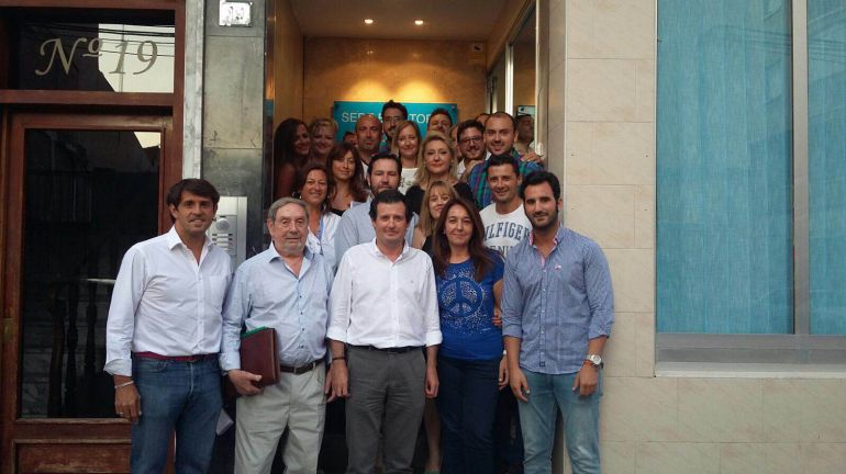 Ejecutivo del PP en Elda. Iván Obrador (primero por la derecha) junto a Adela Pedrosa Ejecutivo del PP en Elda. Iván Obrador (primero por la derecha) junto a Adela Pedrosa
