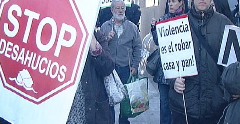La Plataforma de Afectados por la Hipoteca protestando en pleno desahucio en la zona norte La Plataforma de Afectados por la Hipoteca protestando en pleno desahucio en la zona norte