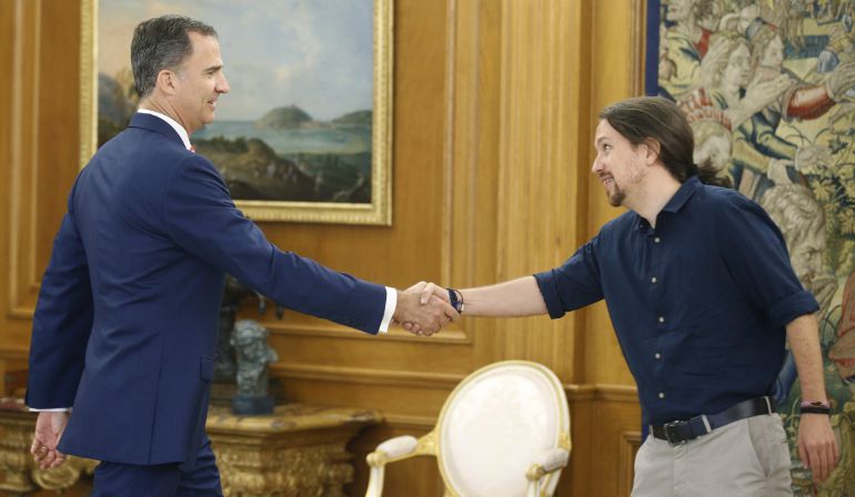 El Rey recibe en el Palacio de la Zarzuela al secretario general de Podemos, Pablo Iglesias, en la tercera y última jornada de su ronda El Rey recibe en el Palacio de la Zarzuela al secretario general de Podemos, Pablo Iglesias, en la tercera y última jornada de su ronda