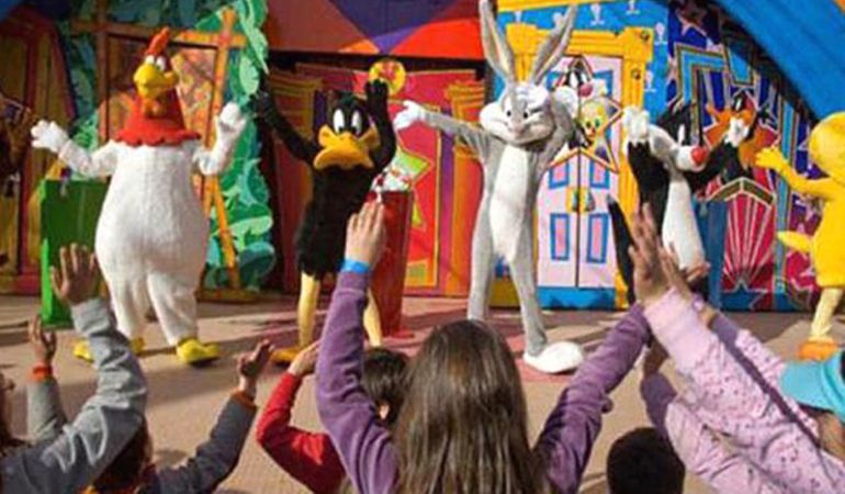 Warner Madrid presenta una guía que recoge la adaptación del parque a personas con discapacidad. Warner Madrid presenta una guía que recoge la adaptación del parque a personas con discapacidad.