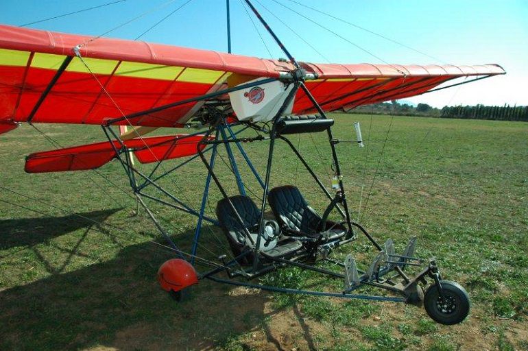 Un herido al precipitarse un ultraligero sobre el techo de una nave de Guillena Un herido al precipitarse un ultraligero sobre el techo de una nave de Guillena