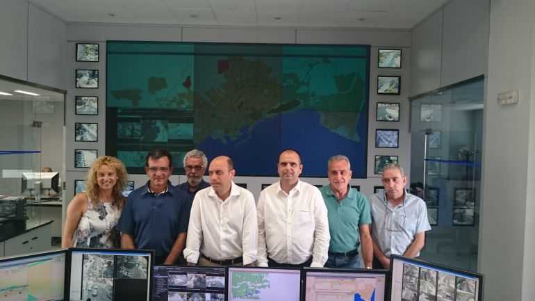 Gabriel Echávarri y Carlos Giménez con el equipo del Centro de Tráfico del Ayuntamiento Gabriel Echávarri y Carlos Giménez con el equipo del Centro de Tráfico del Ayuntamiento