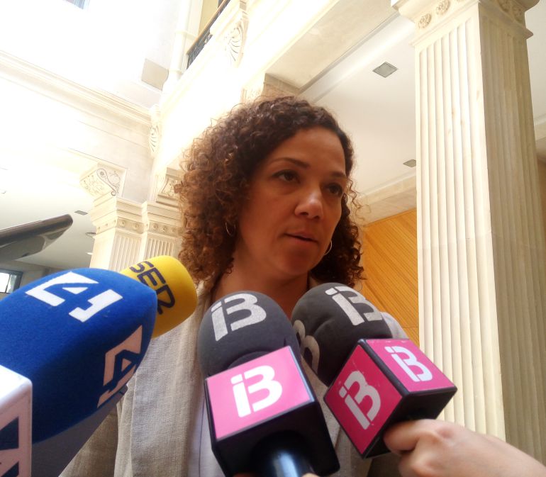 El Govern pide a Montoro que "reconozca y condone" la deuda pública de Baleares El Govern pide a Montoro que "reconozca y condone" la deuda pública de Baleares