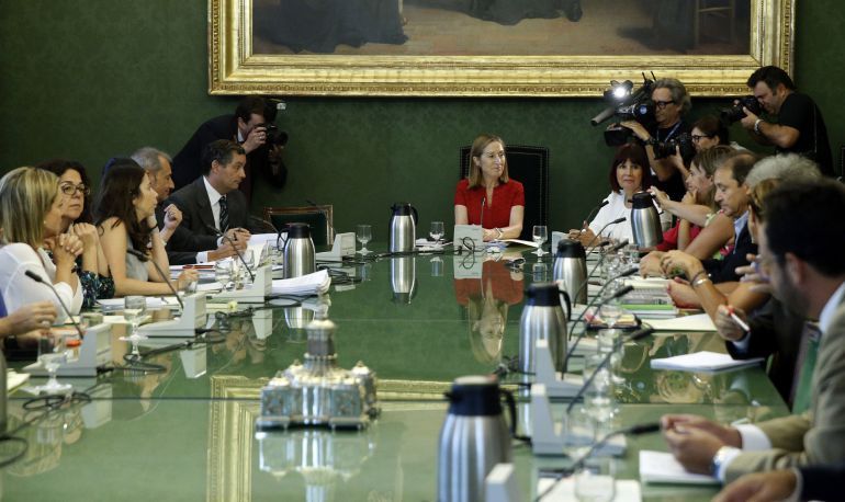La presidenta del Congreso de los Diputados, Ana Pastor (c), preside la reunión que ha mantenido hoy la junta de Portavoces de la Cámara Baja. La presidenta del Congreso de los Diputados, Ana Pastor (c), preside la reunión que ha mantenido hoy la junta de Portavoces de la Cámara Baja.