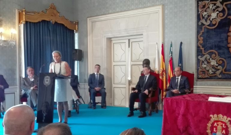 El president, Ximo Puig, y el alcalde Echávarri asisten (sentados al fondo) a la intervención de Fe Ballesteros, presidenta del Colegio de Farmacéuticos de Alicante El president, Ximo Puig, y el alcalde Echávarri asisten (sentados al fondo) a la intervención de Fe Ballesteros, presidenta del Colegio de Farmacéuticos de Alicante