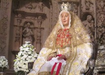 Primer besamanos de la Virgen de los Reyes tras su última restauración