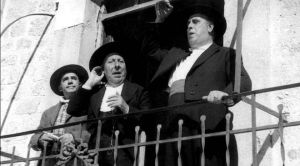Pepe Isbert y Manolo Moran en la famosa escena del balcón de "Bienvenido Mr.Marshall" Pepe Isbert y Manolo Moran en la famosa escena del balcón de "Bienvenido Mr.Marshall"