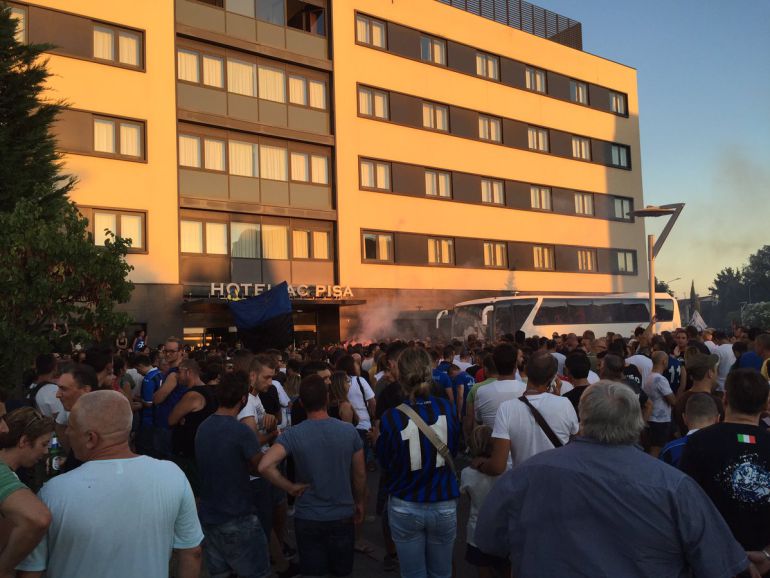 Seguidores del Pisa concentrados a las puertas del Hotel del Celta. Seguidores del Pisa concentrados a las puertas del Hotel del Celta.